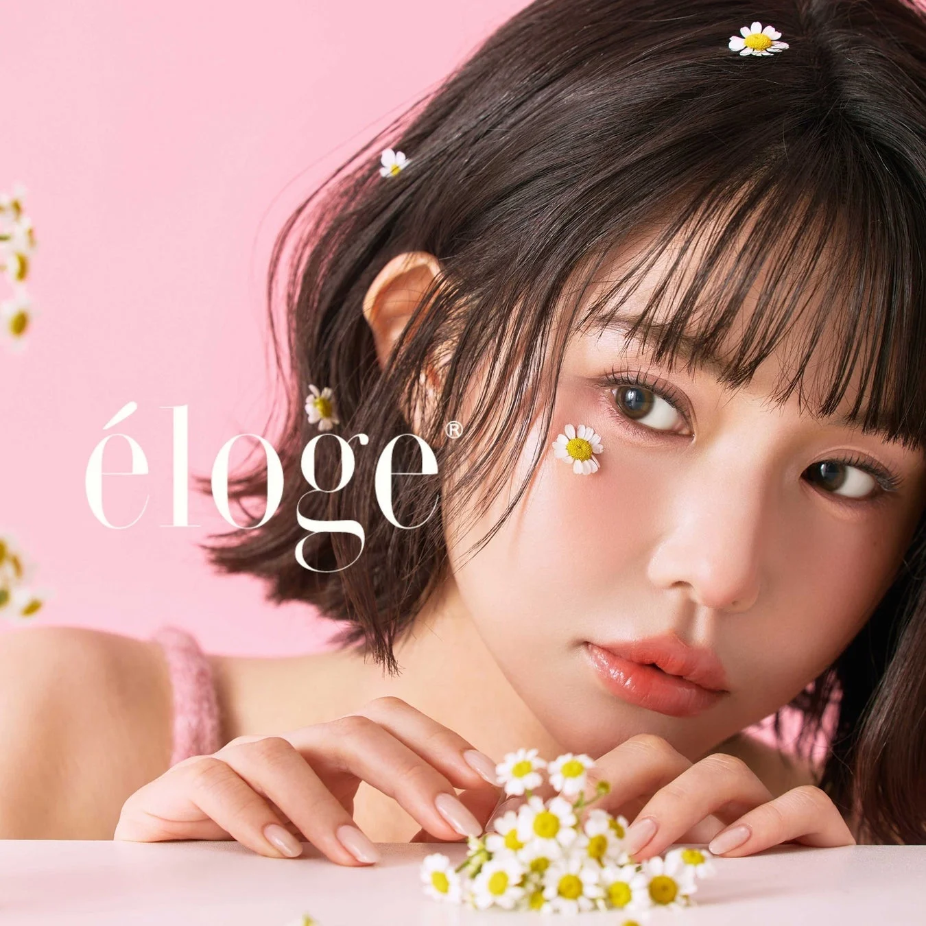 エロージュPOP UPの女性と花