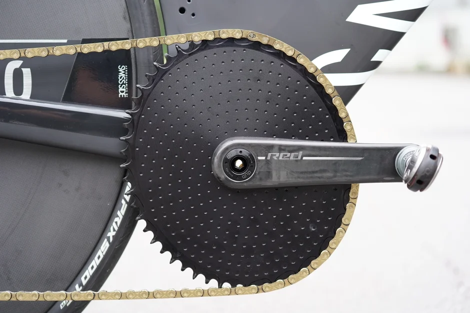 高性能な競技用自転車のドライブトレイン部分。SRAM REDクランク、Quarqパワーメーター、エアロディスクチェーンリング
