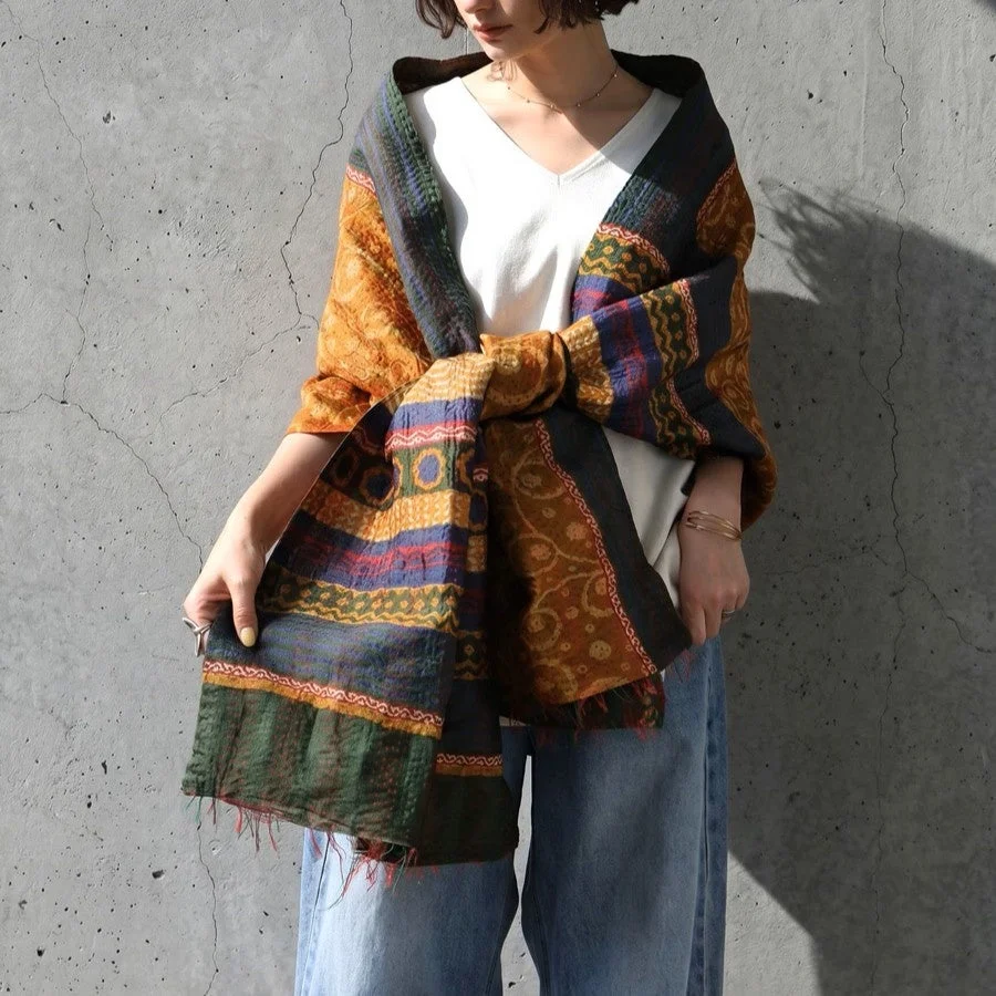 カラフルなエスニック柄のストールを巻いた女性