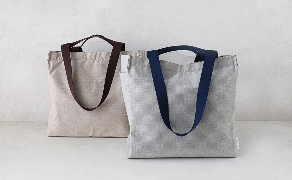 ベージュとグレーのシンプルな布製トートバッグ
