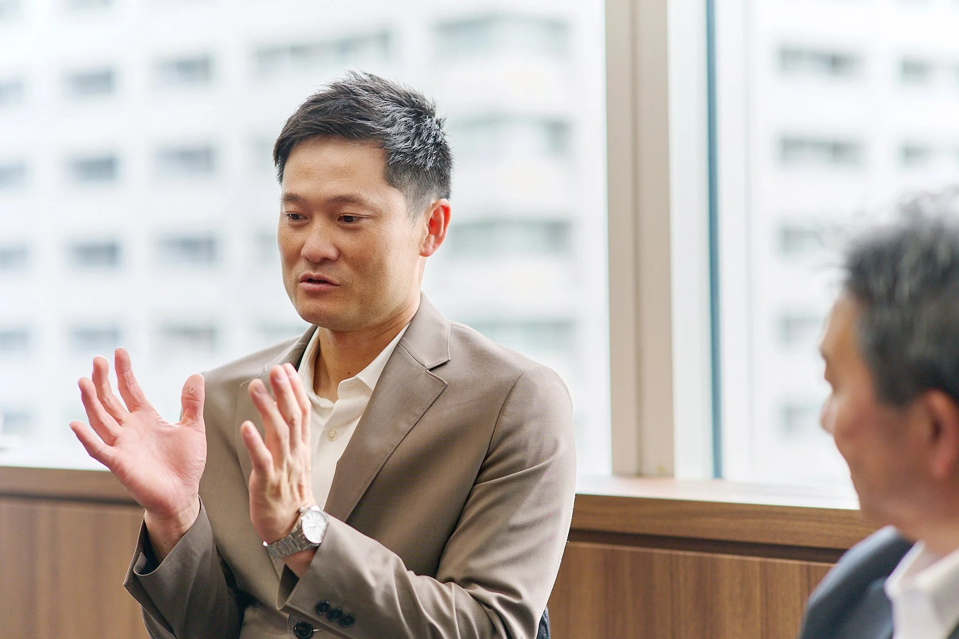 対談中の藤原卓行氏