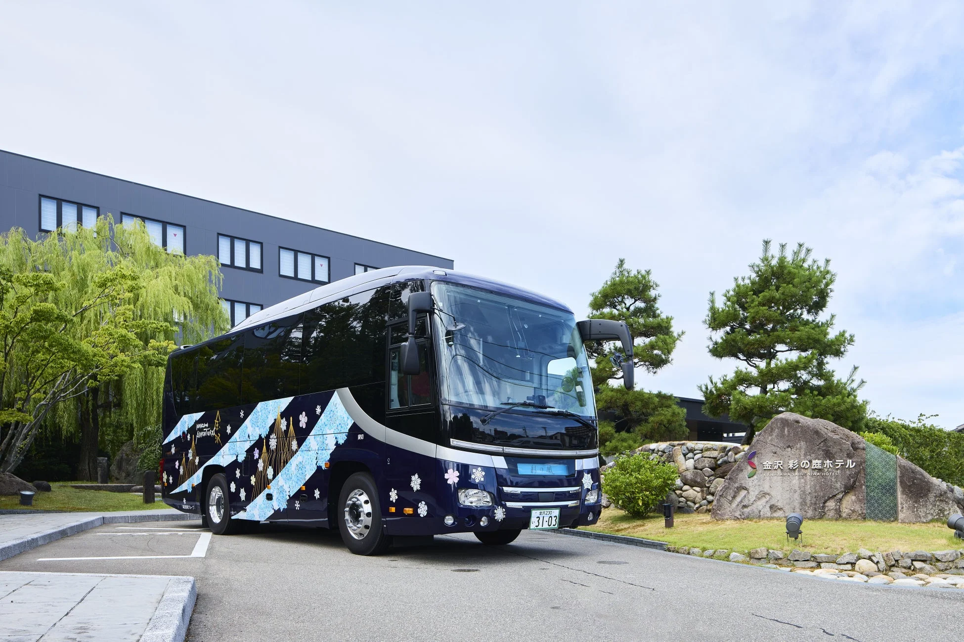 ホテル前のバス