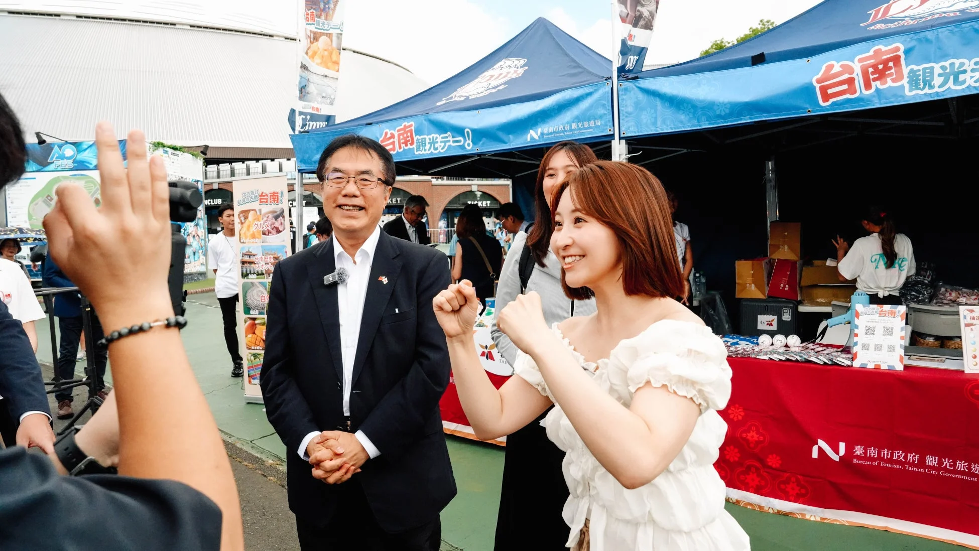 市長がブースを訪れ交流する様子