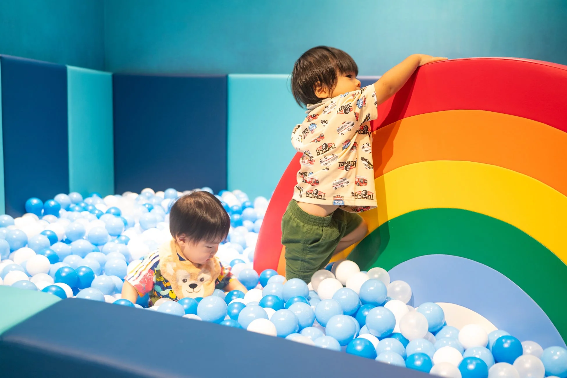 ボールプールで遊ぶ子供たち