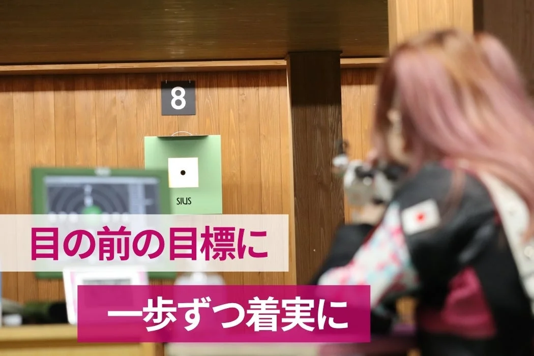ライフルを構えた女性が射撃場でターゲットに集中している画像