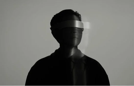VRヘッドセットを装着した人物のシルエット