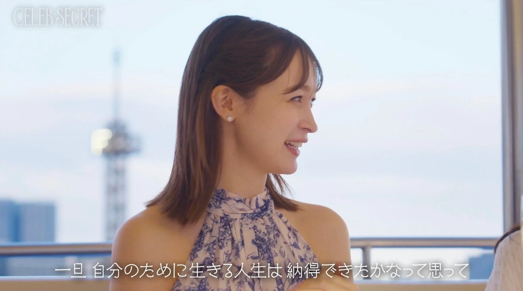 笑顔で話す藤井サチ