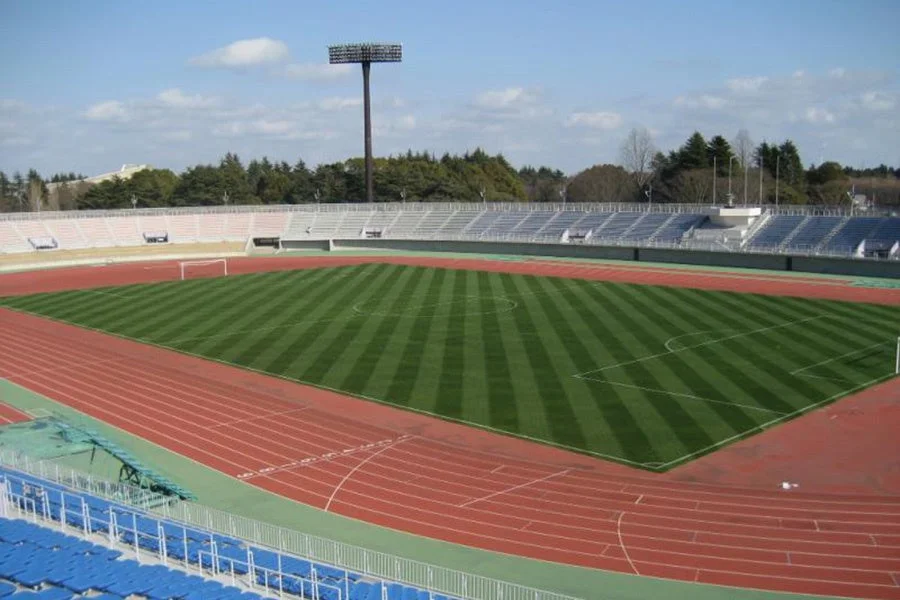 陸上競技用トラックと芝生のフィールドが整備された屋外スタジアム