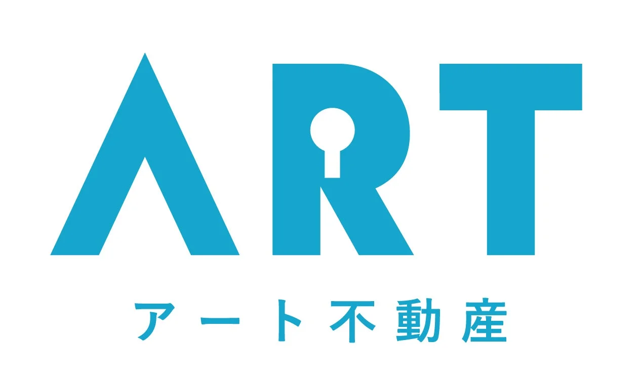 「ART」という文字と、その下に「アート不動産」と書かれたロゴマーク。Rの文字はキーホールの形をしており、全体的に青い色が使われている。