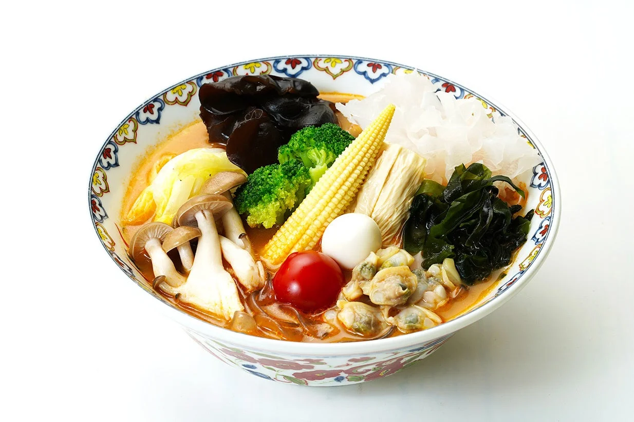 様々な野菜、キノコ、海鮮などが彩り豊かに盛り付けられた具だくさんの料理
