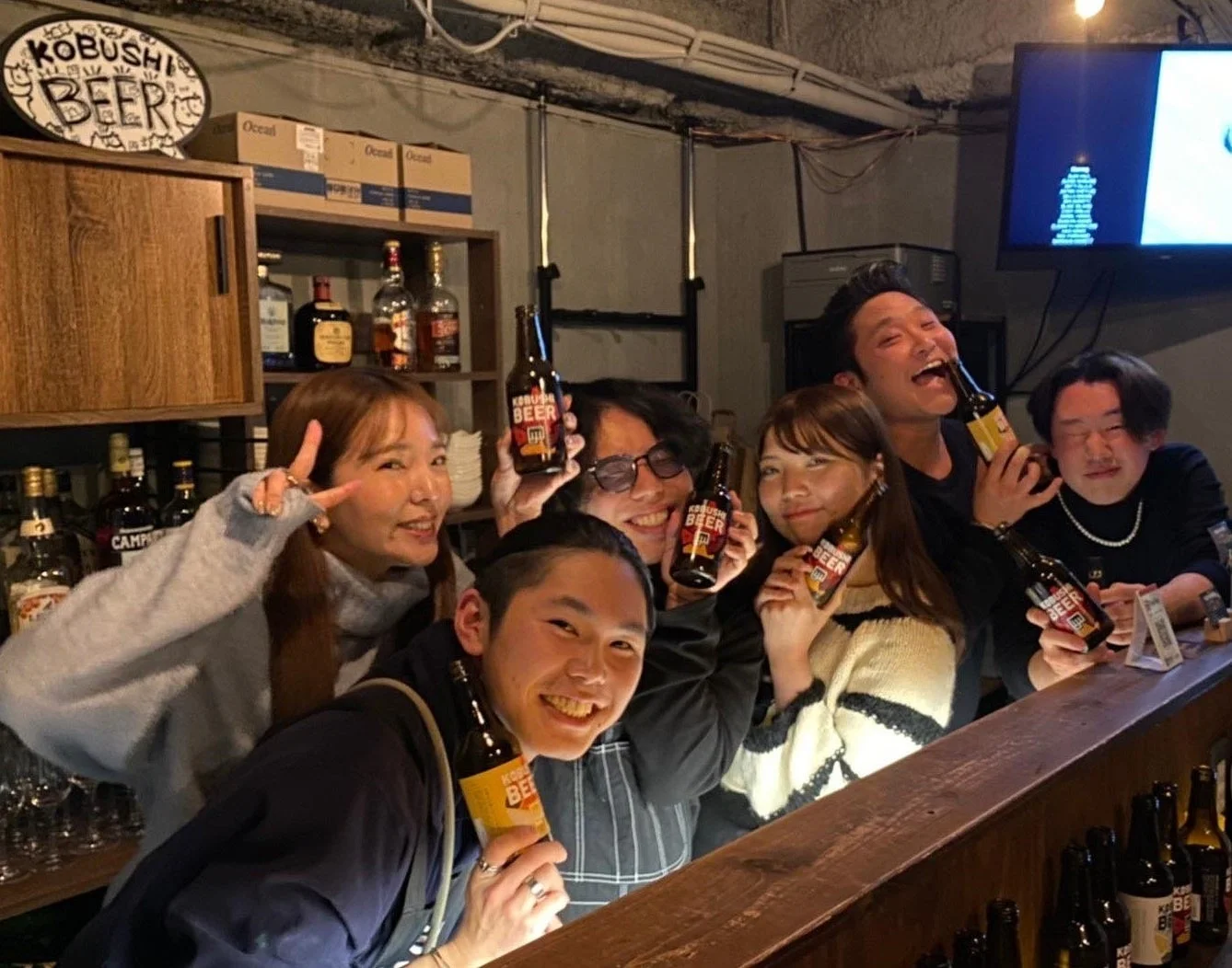 バーで楽しむ人々の画像