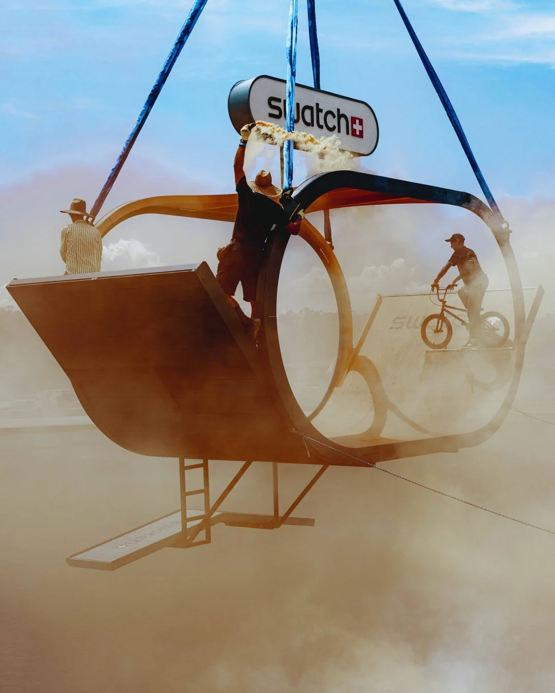 BMXライダーがハーフパイプ状の構造物でパフォーマンス