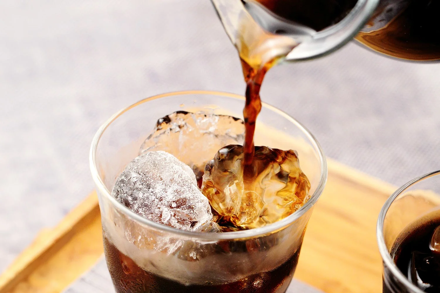 グラスにコーヒーを注ぐ様子