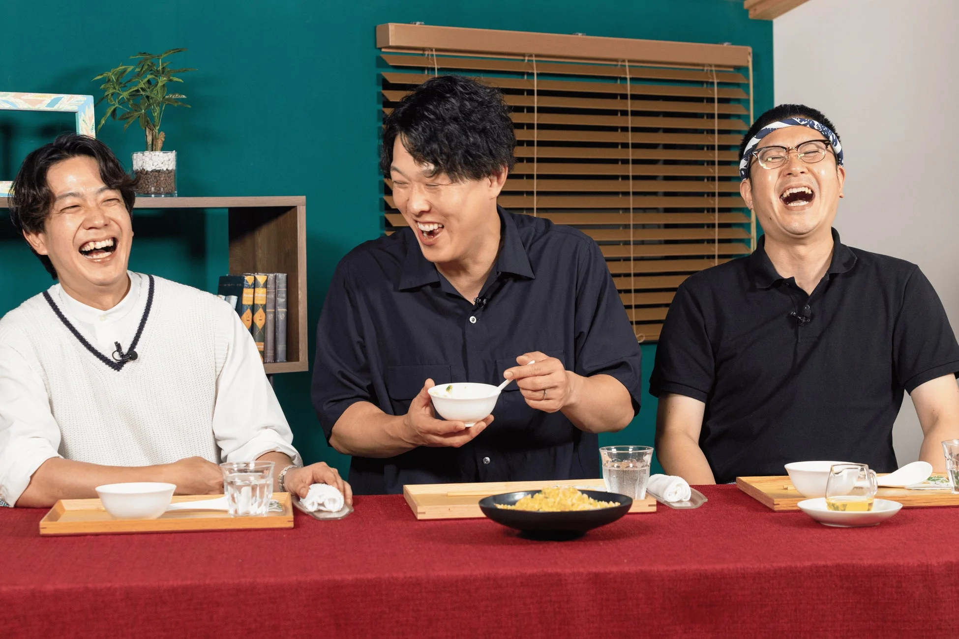 食事を囲んで楽しむ男性たち