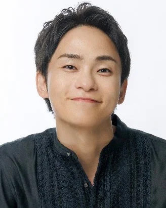 黒いシャツを着た若い男性
