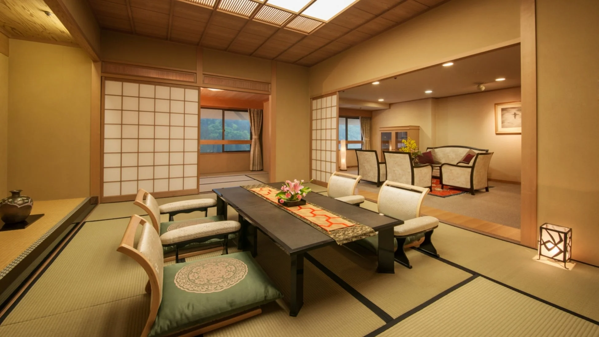畳敷きの和室と洋室が融合した広々とした旅館の部屋