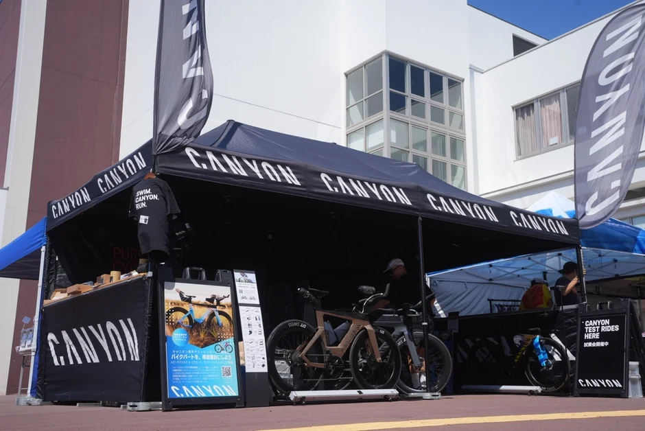 CANYONブランドの自転車試乗会イベントが屋外で開催されている様子