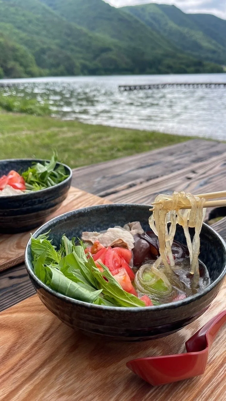湖畔で食べるサ飯マーラータンのイメージ