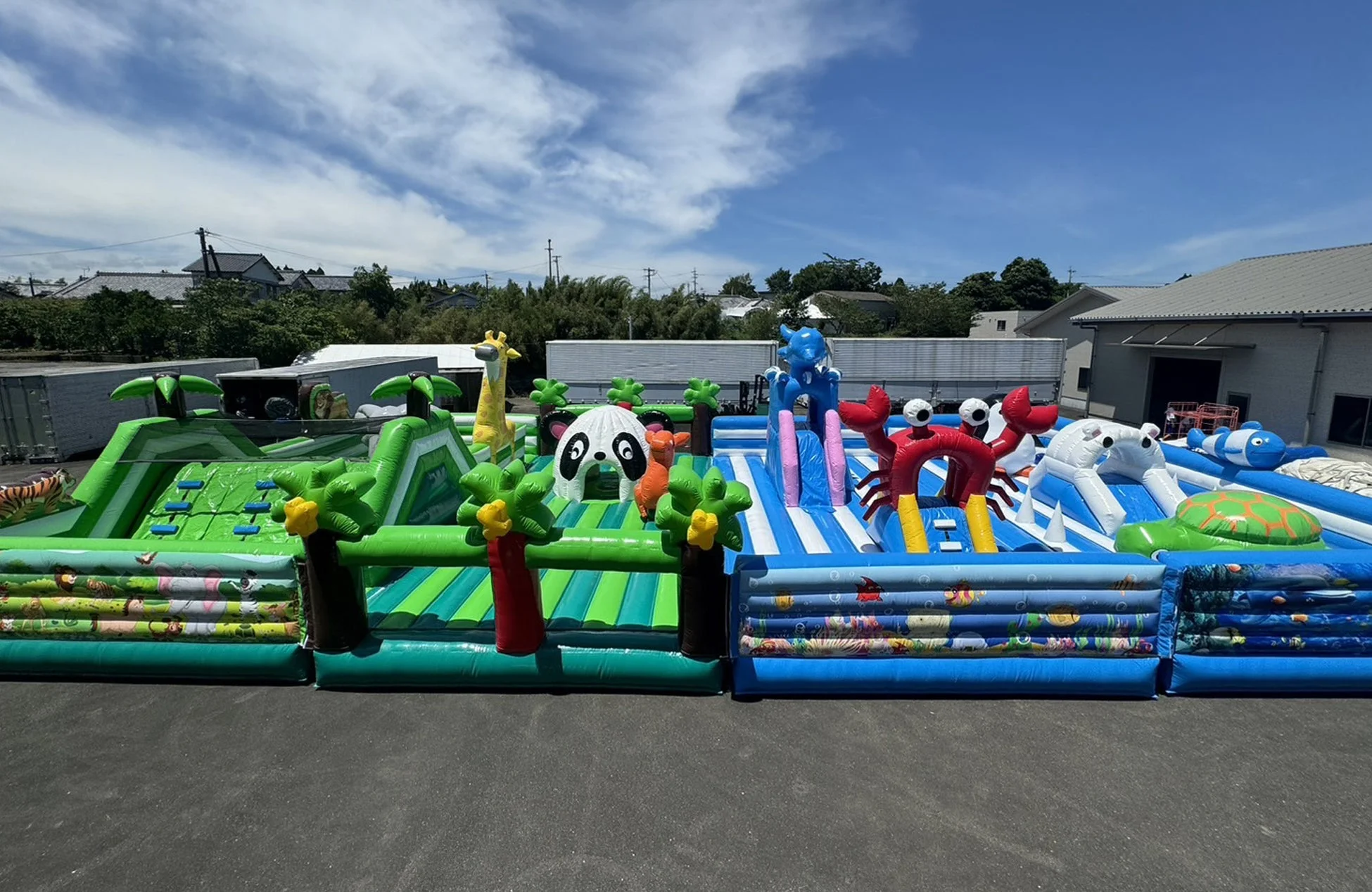 巨大なエア遊具が並ぶキッズアスレチックエリア