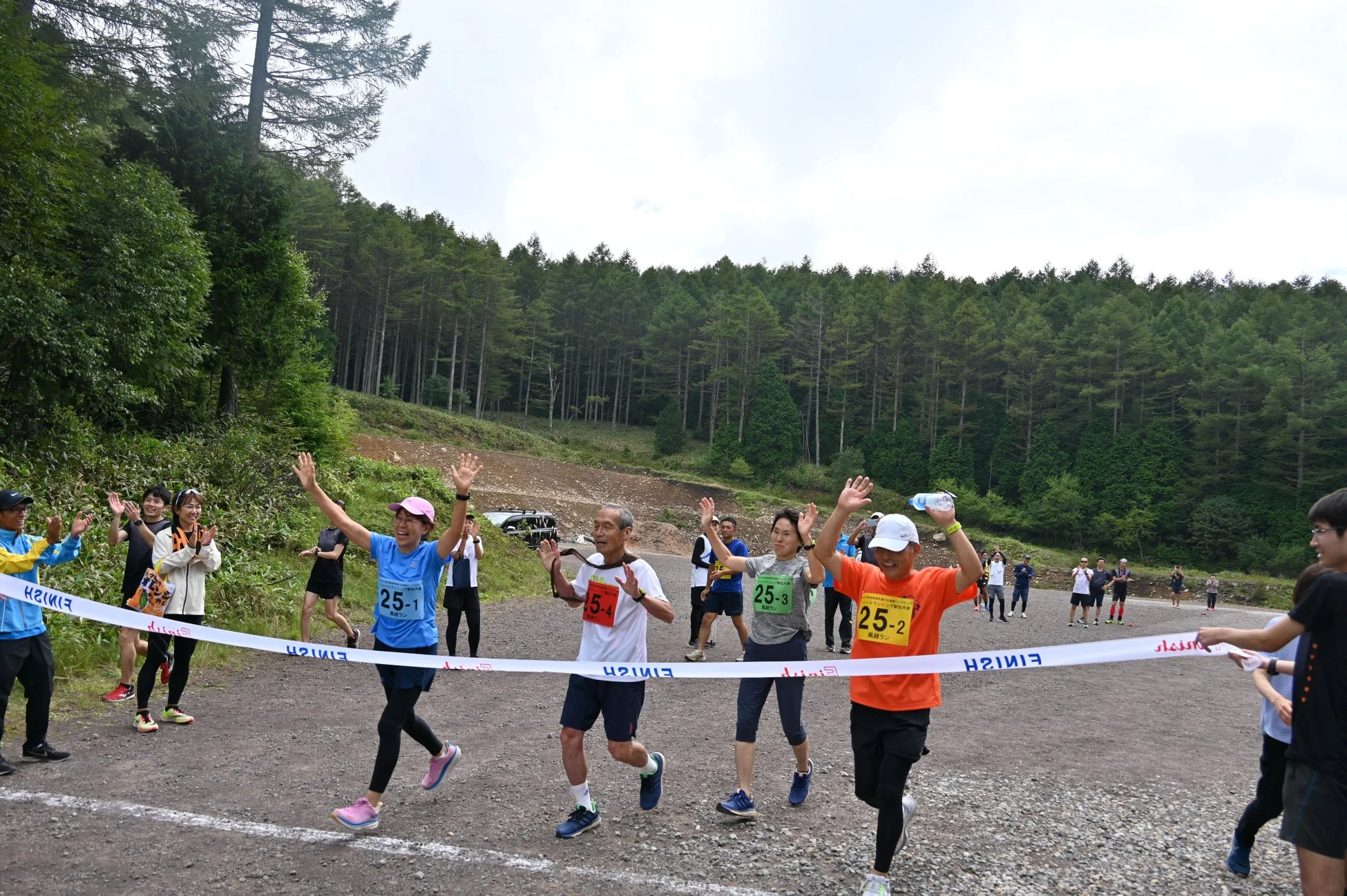 ゴールラインを通過するランナー