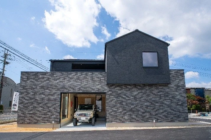 ガレージに白いSUVが駐車された現代的な建物