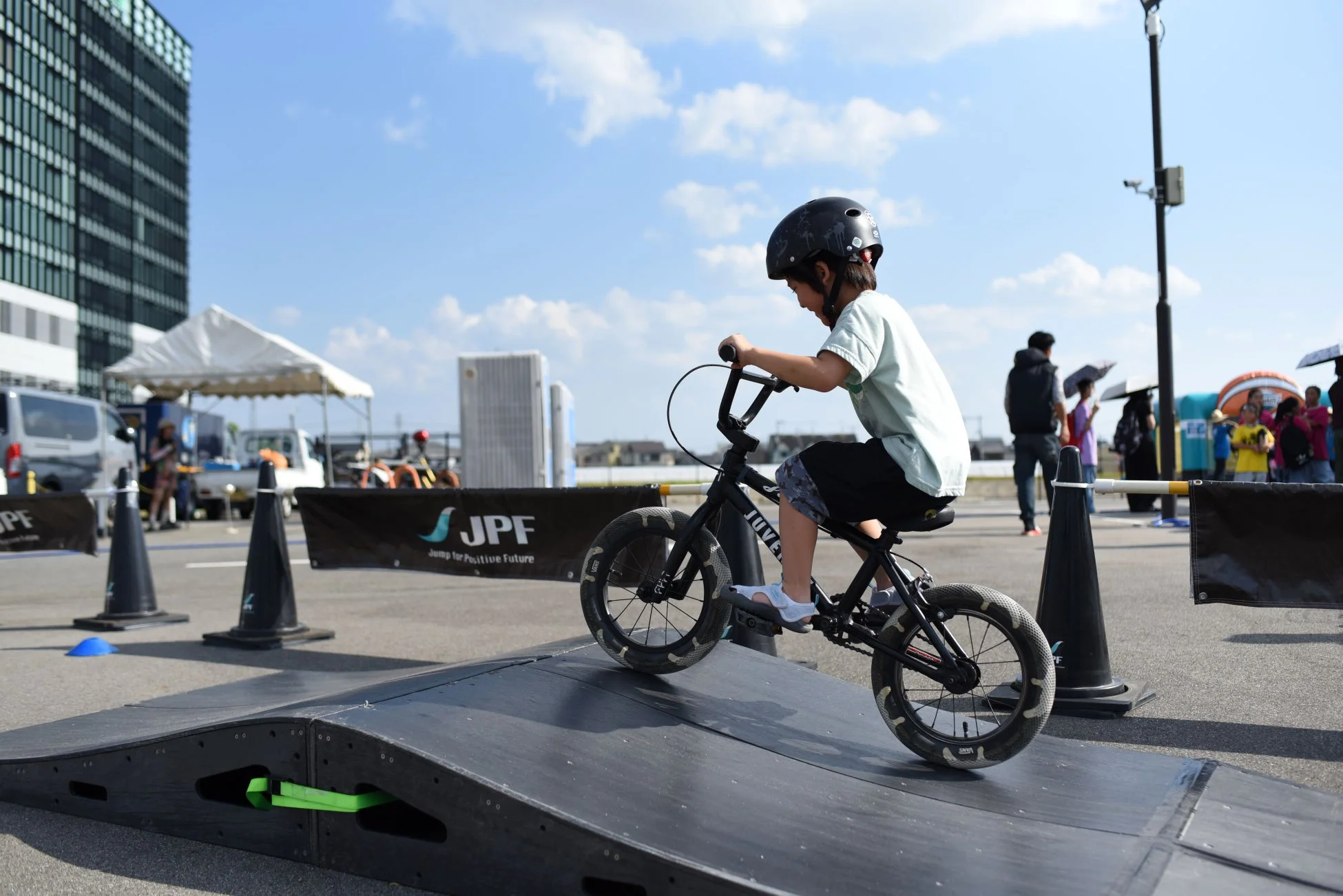 子供がBMXに乗っている