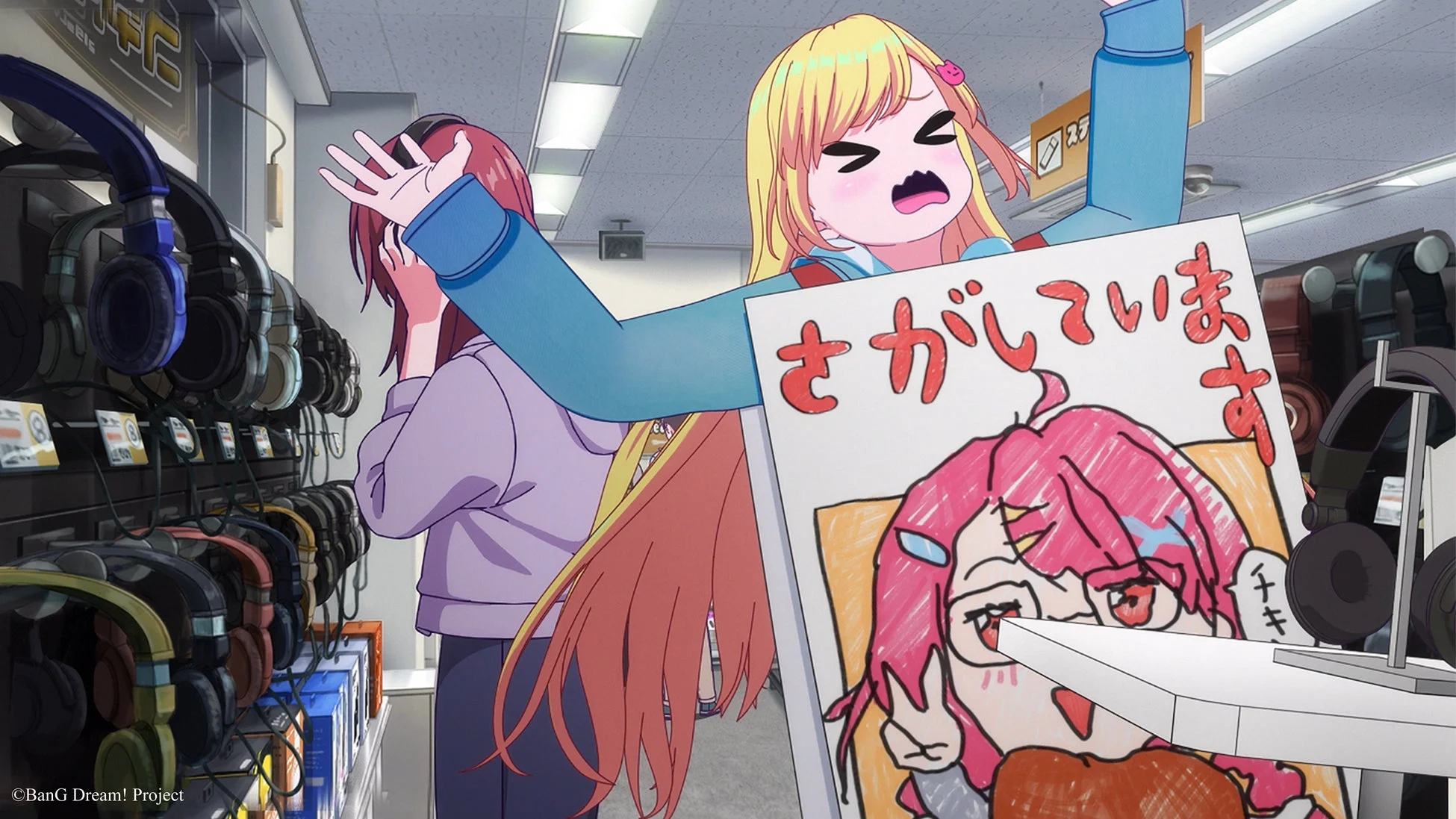 ヘッドホン売り場で困った表情の少女と、隣に立つもう一人の少女