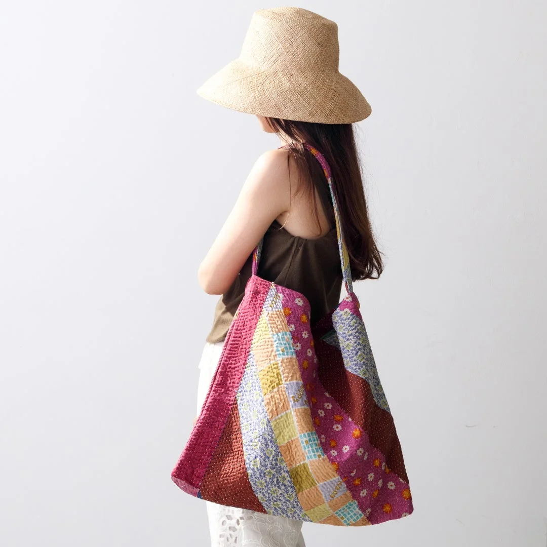KANTHA QUILT SHOULDER BAGの着用イメージ