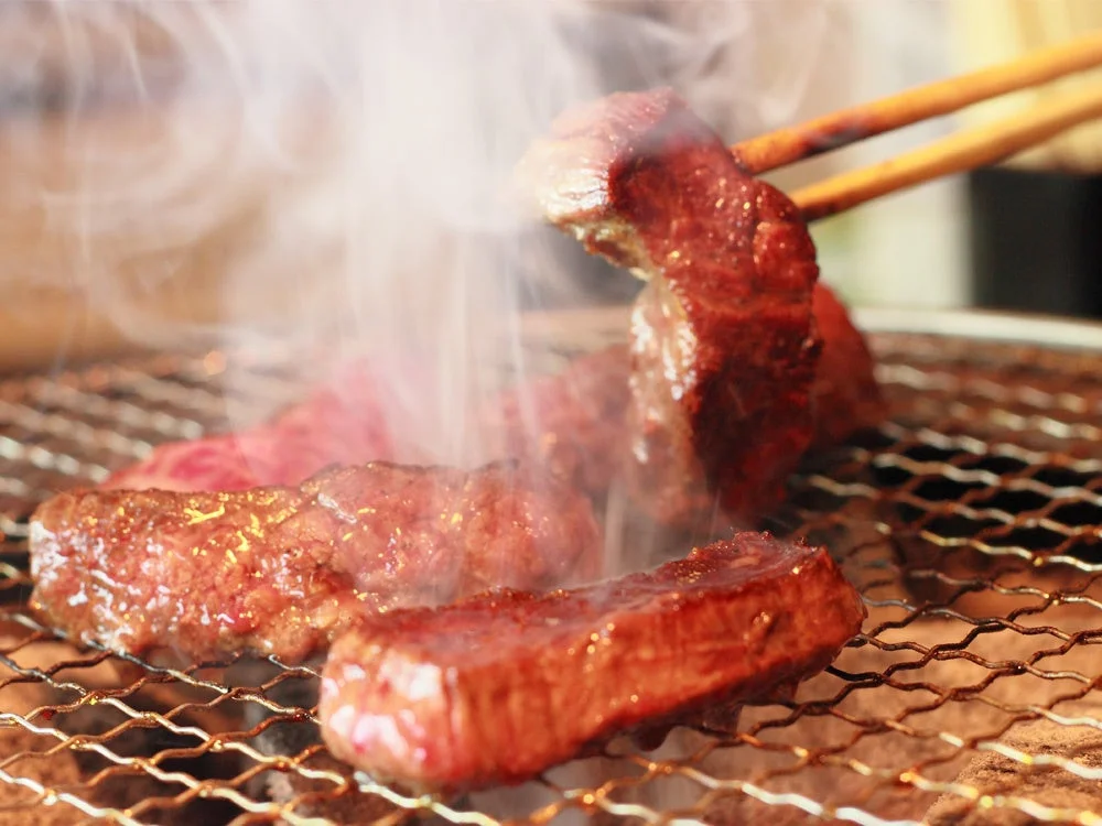 網の上でジュージューと焼かれる美味しそうな肉