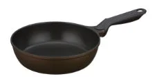 白い背景に置かれた、黒い取っ手が付いた茶色のフライパンです。内側は黒く、一般的な調理用の道具です。