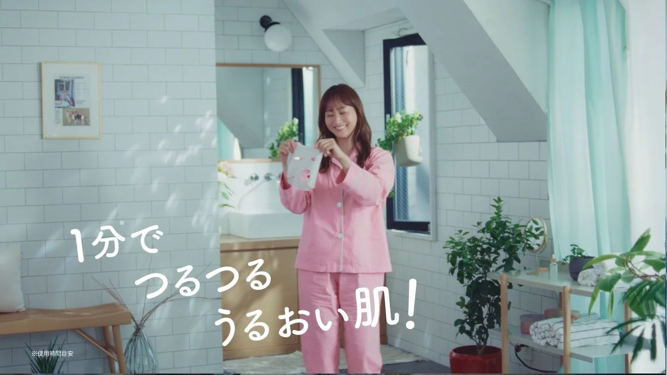 Web CMより：フェイスマスクを持つ藤本美貴さん