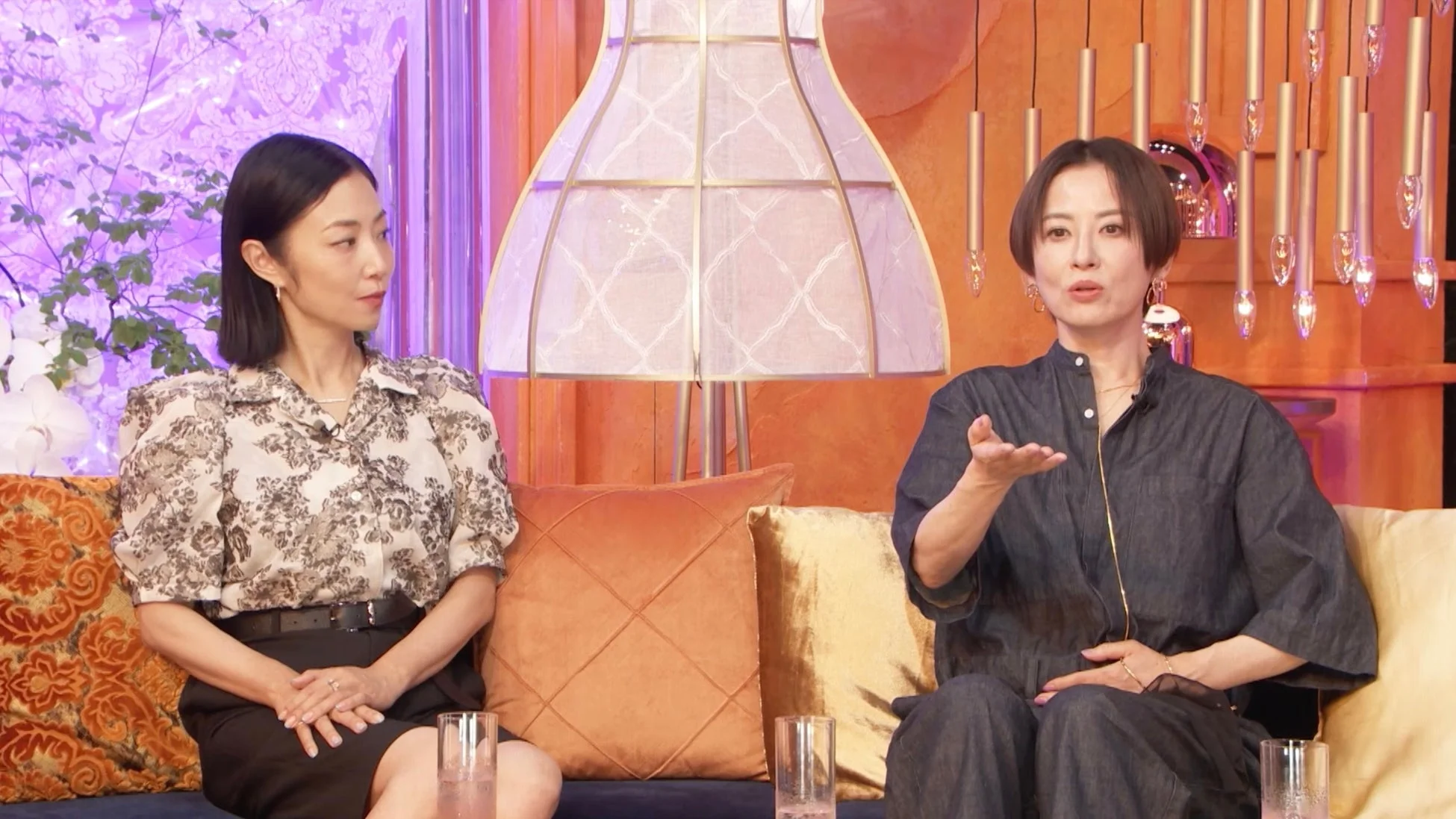 スタジオで会話する女性二人