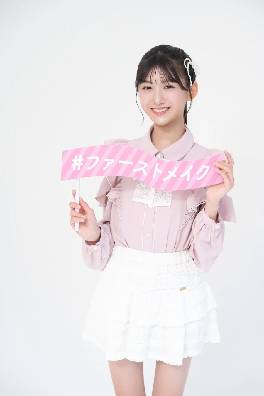 「#ファーストメイク」ボードを持つ桃瀬りむさん