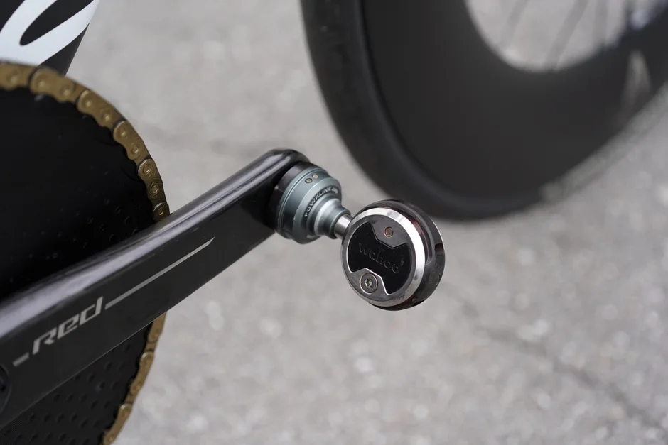 自転車のクランクアームとペダルをクローズアップした画像。Wahooのパワーメーター内蔵ペダル