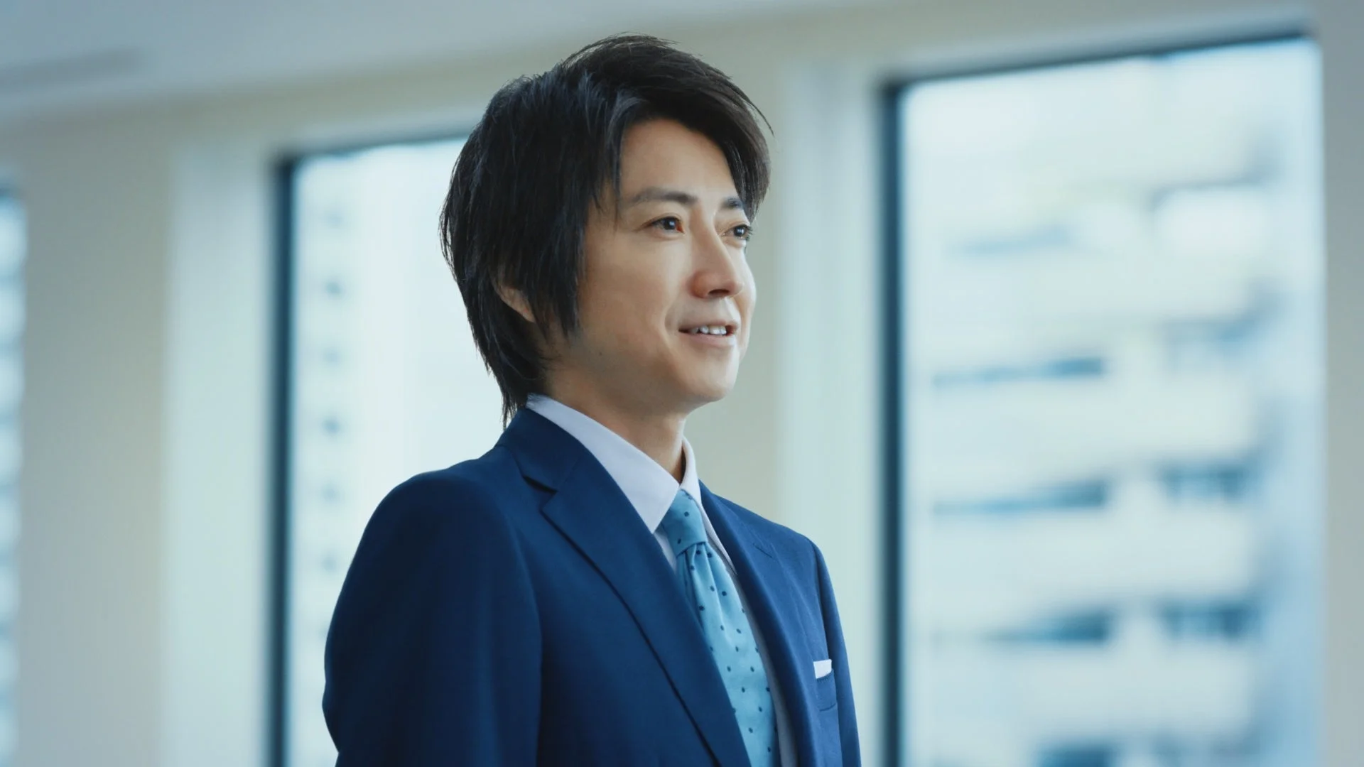人物,男性,ビジネスマン,スーツ,笑顔,オフィス,日本人,真面目,ポートレート