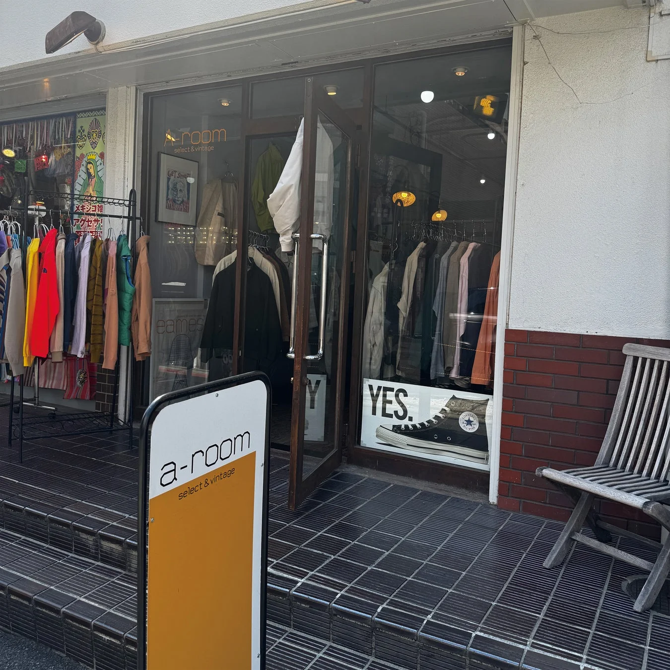 a-room select & vintageの店先