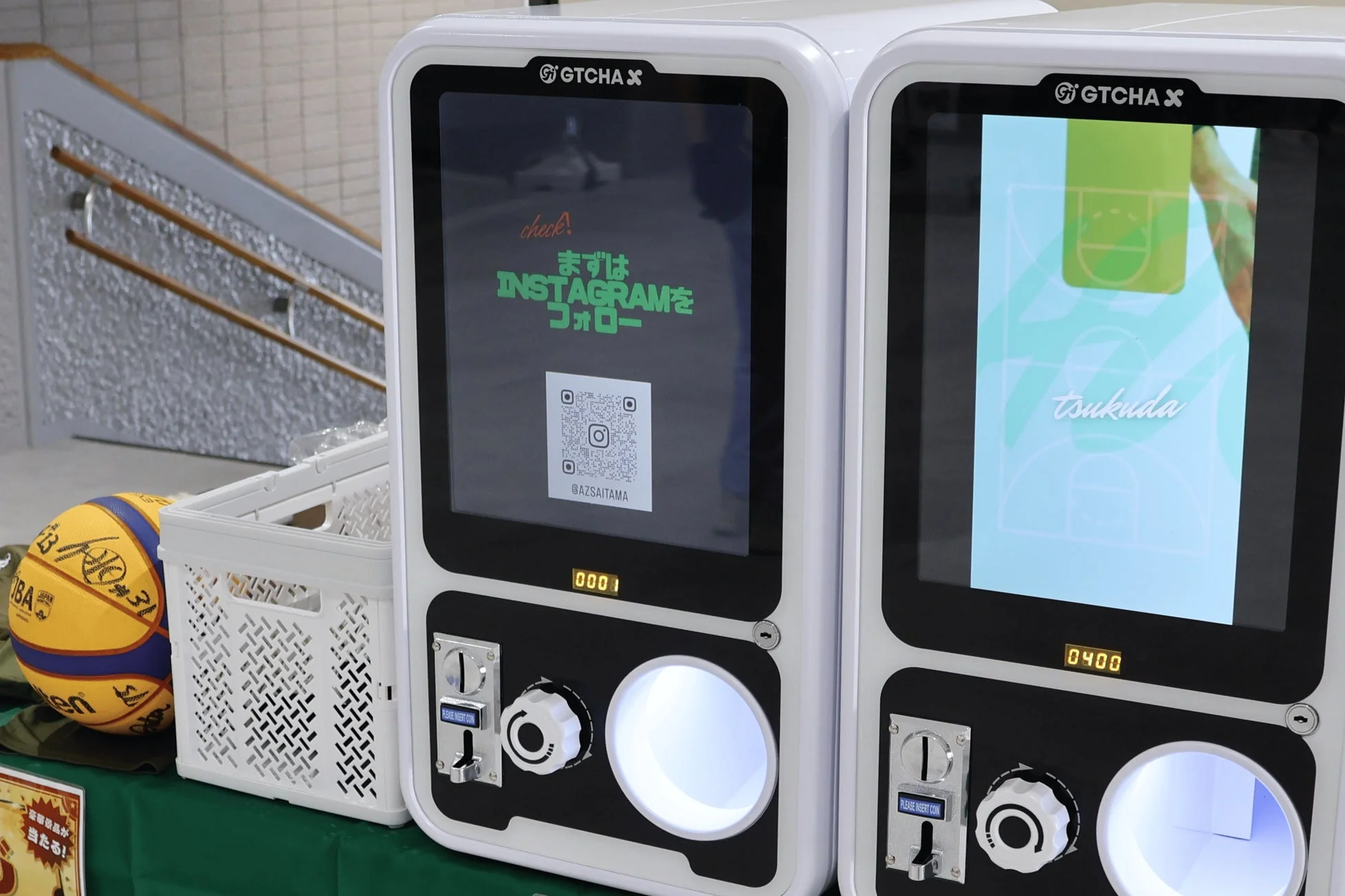 2台のガチャマシンとSNSフォローの案内