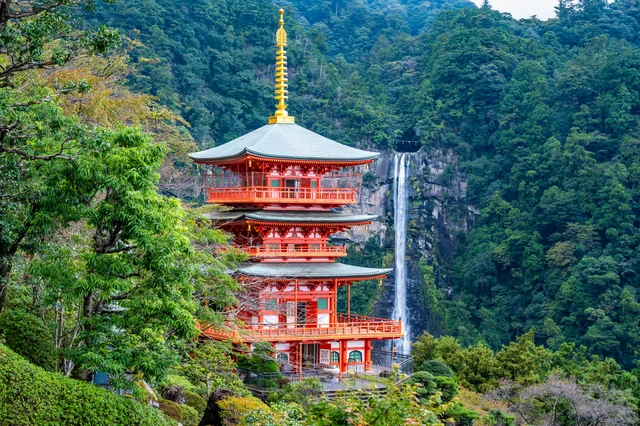 那智の滝と多宝塔