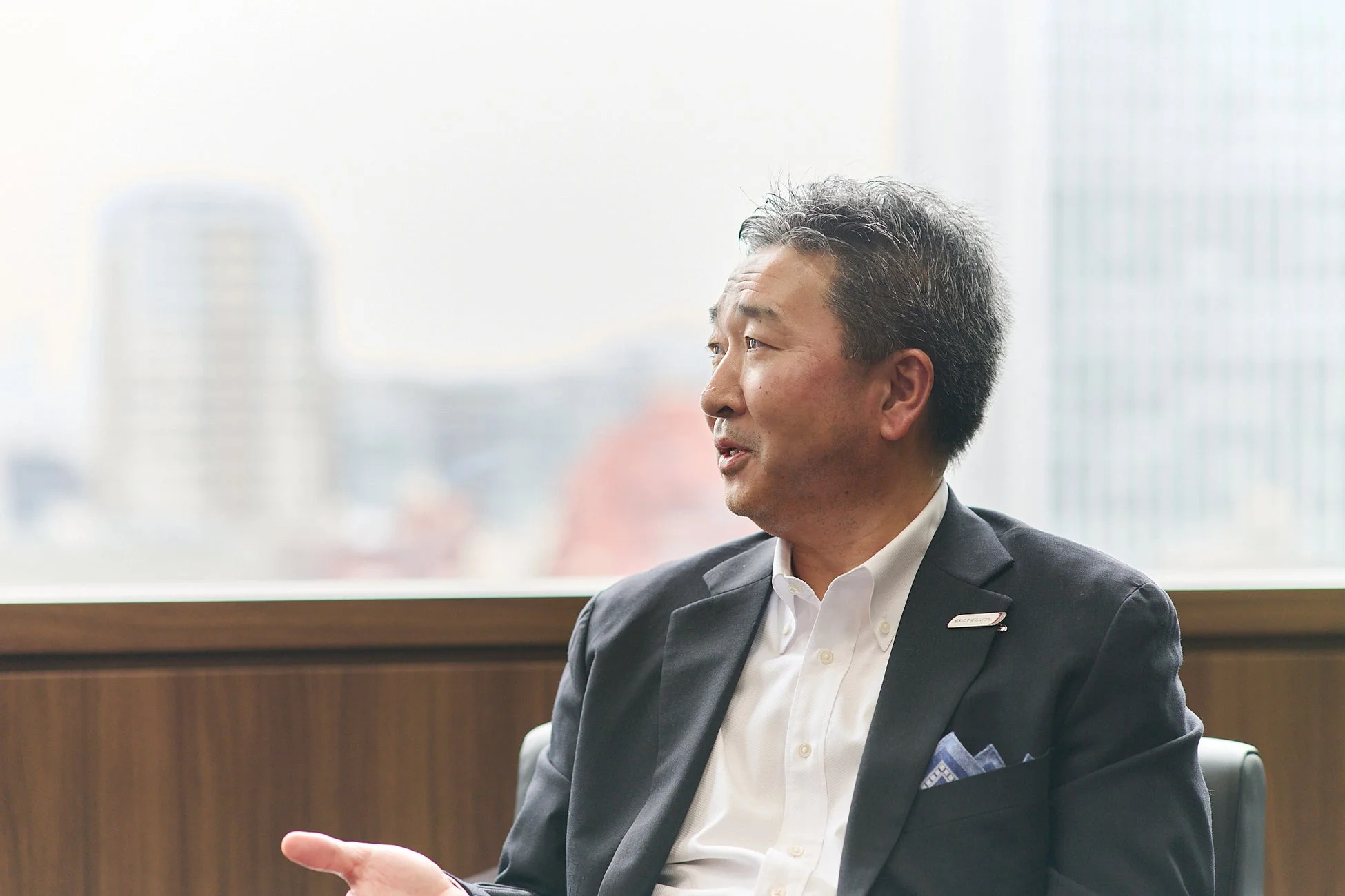 対談中の藤原卓行氏