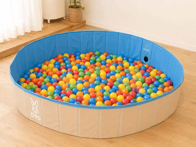 室内のボールプールで遊ぶ様子