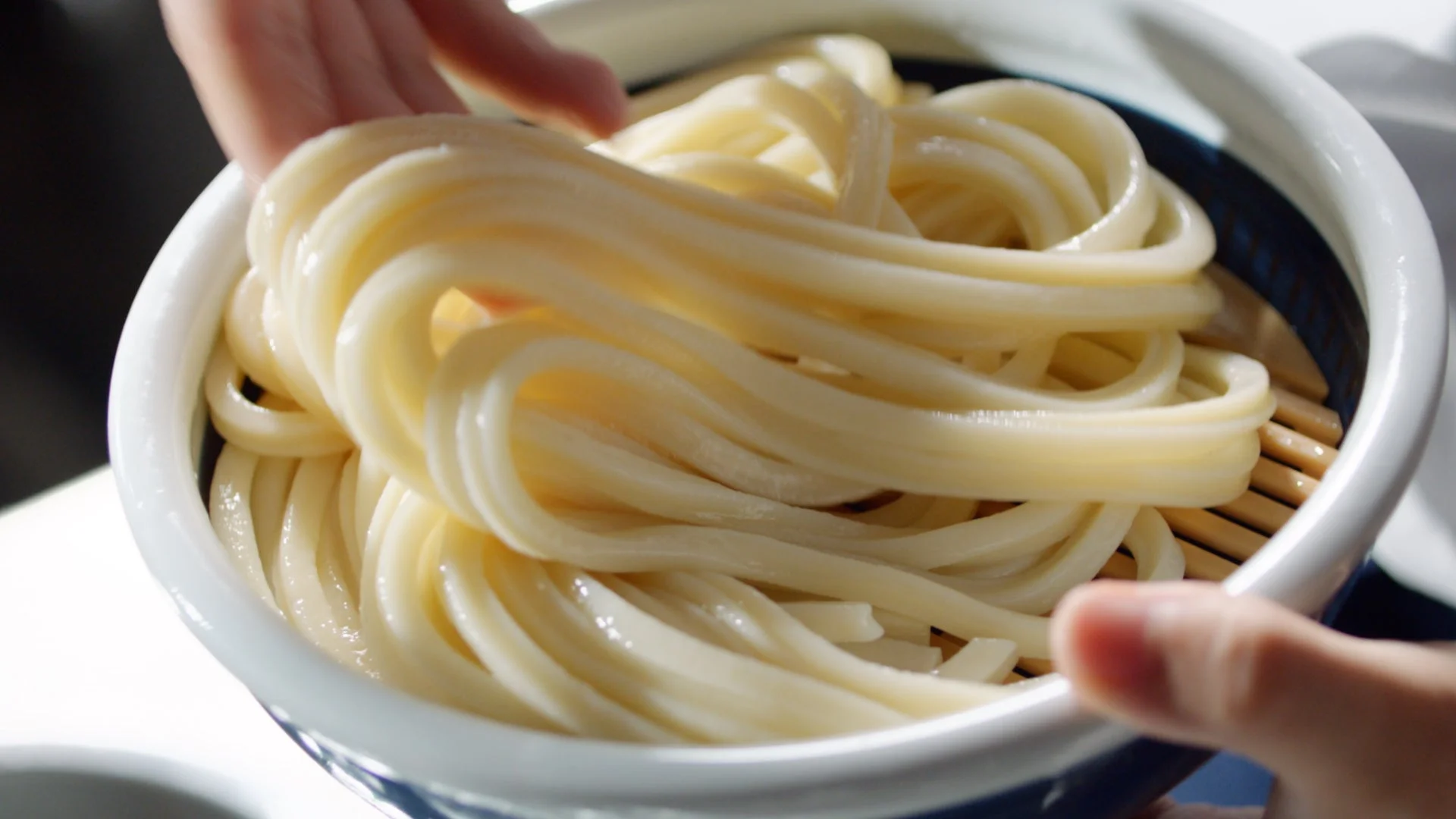 うどんの麺を持ち上げる様子