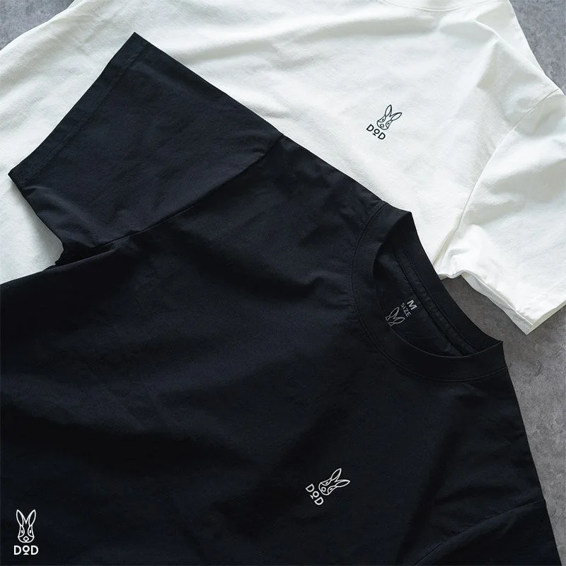 DODブランドの黒と白のTシャツ
