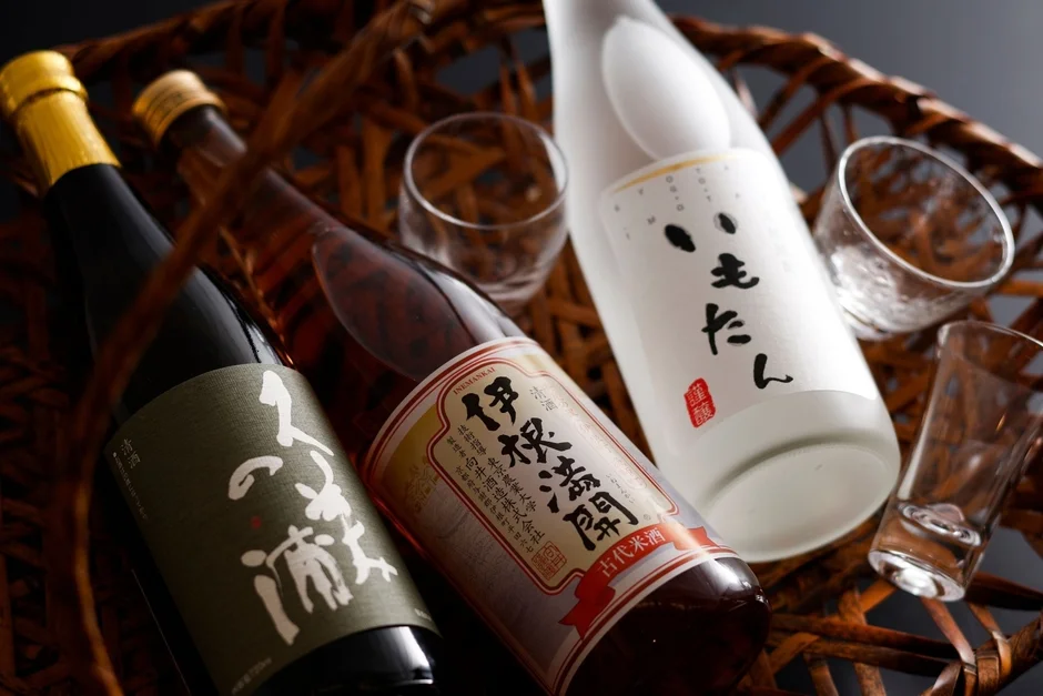 日本酒のボトルと酒器