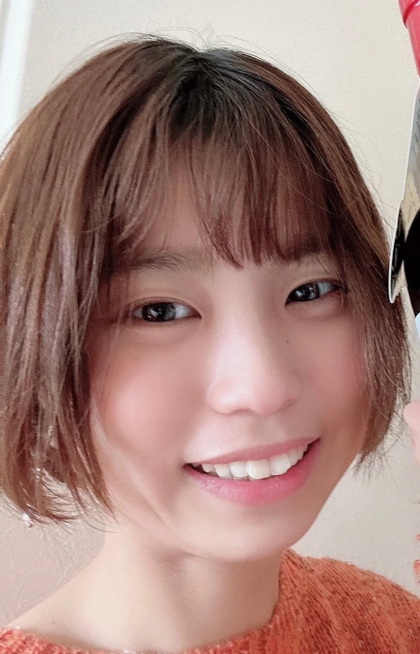 笑顔でカメラを見つめるはるまる氏