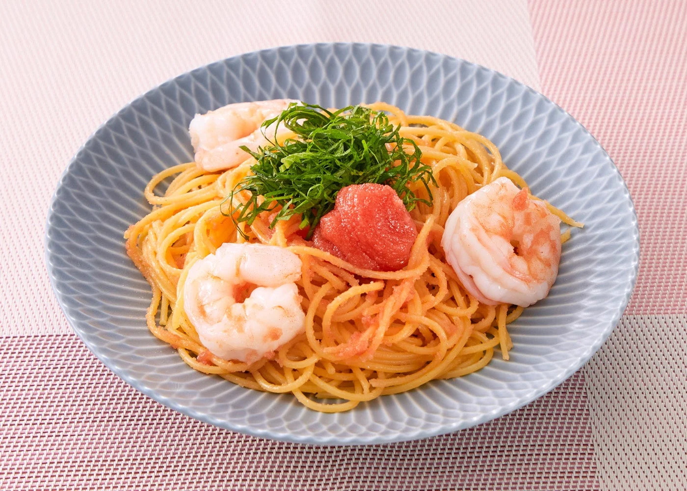 明太子と海老がトッピングされた和風スパゲッティのクローズアップ画像です。