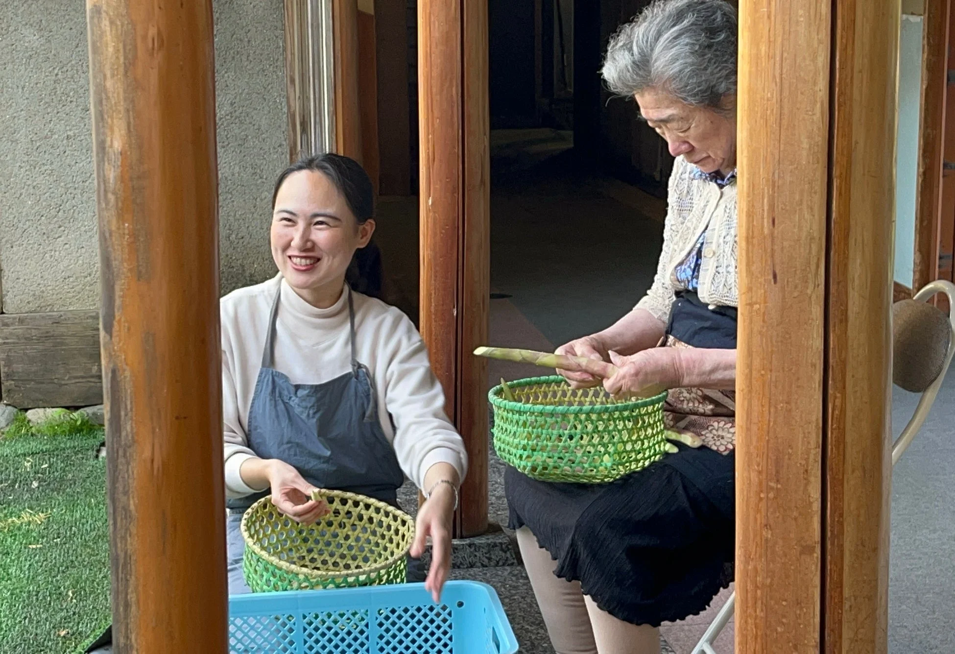 タケノコの皮むきをする女性たち