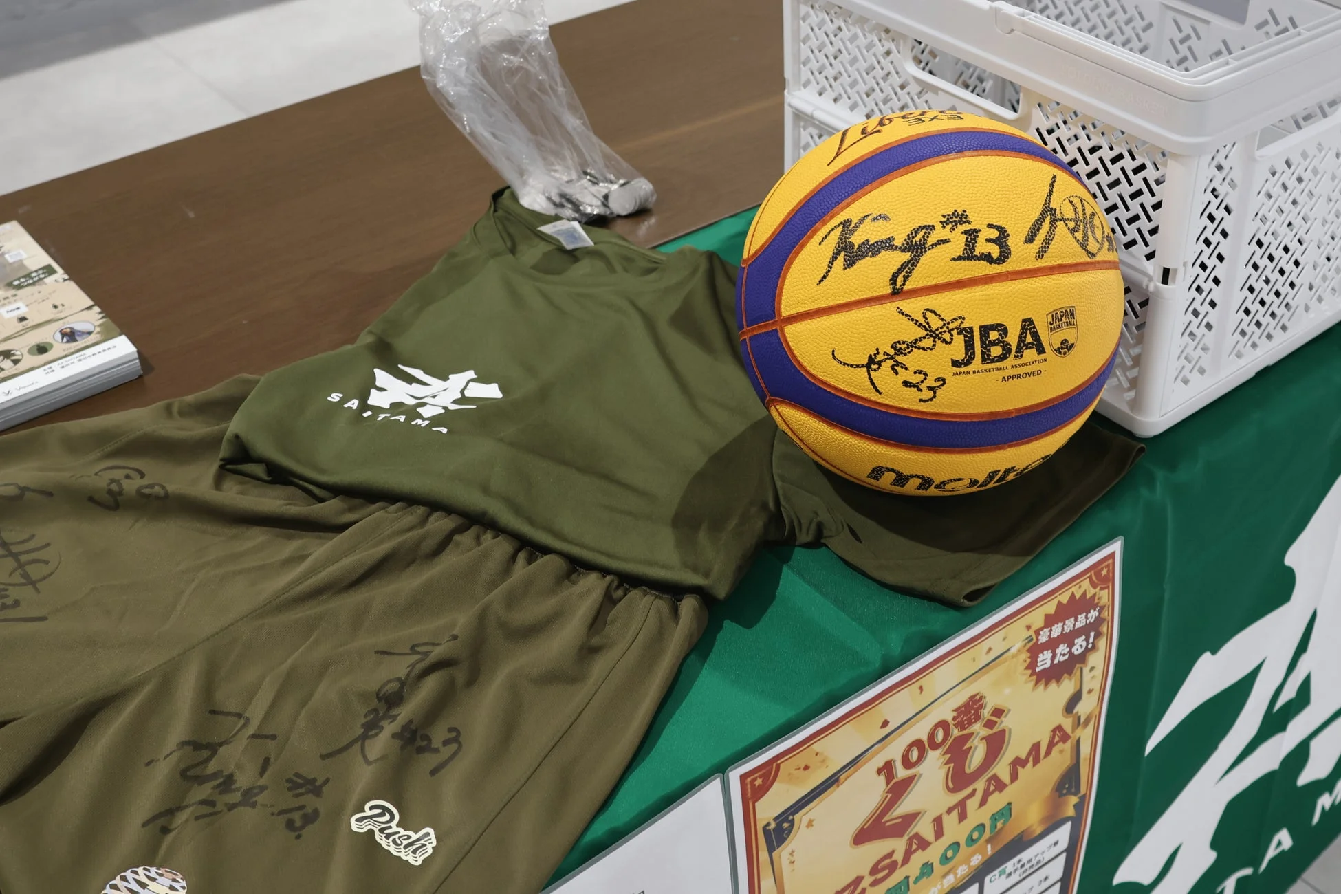 サイン入りユニフォームなどの限定グッズ