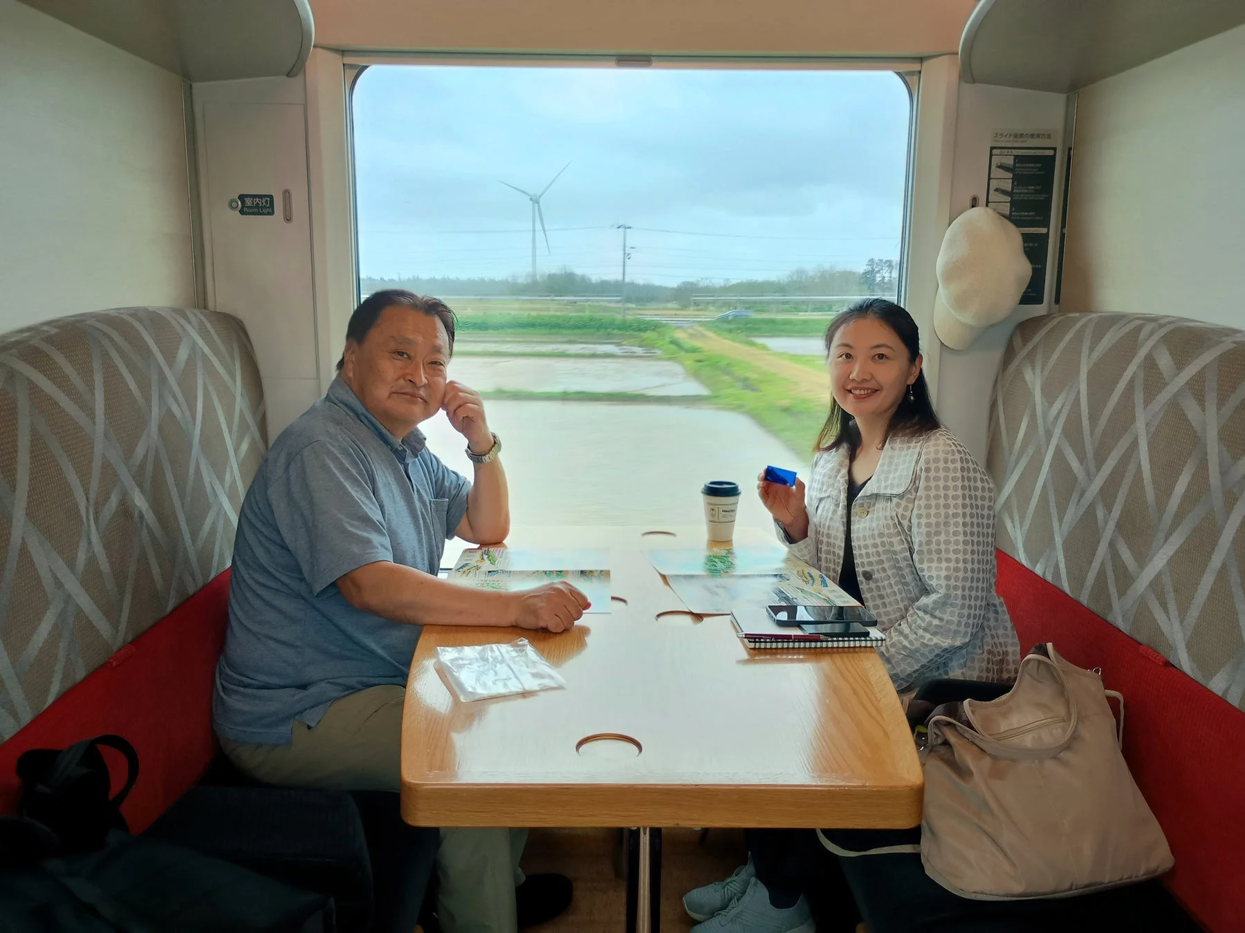 列車内でミーティングする二人
