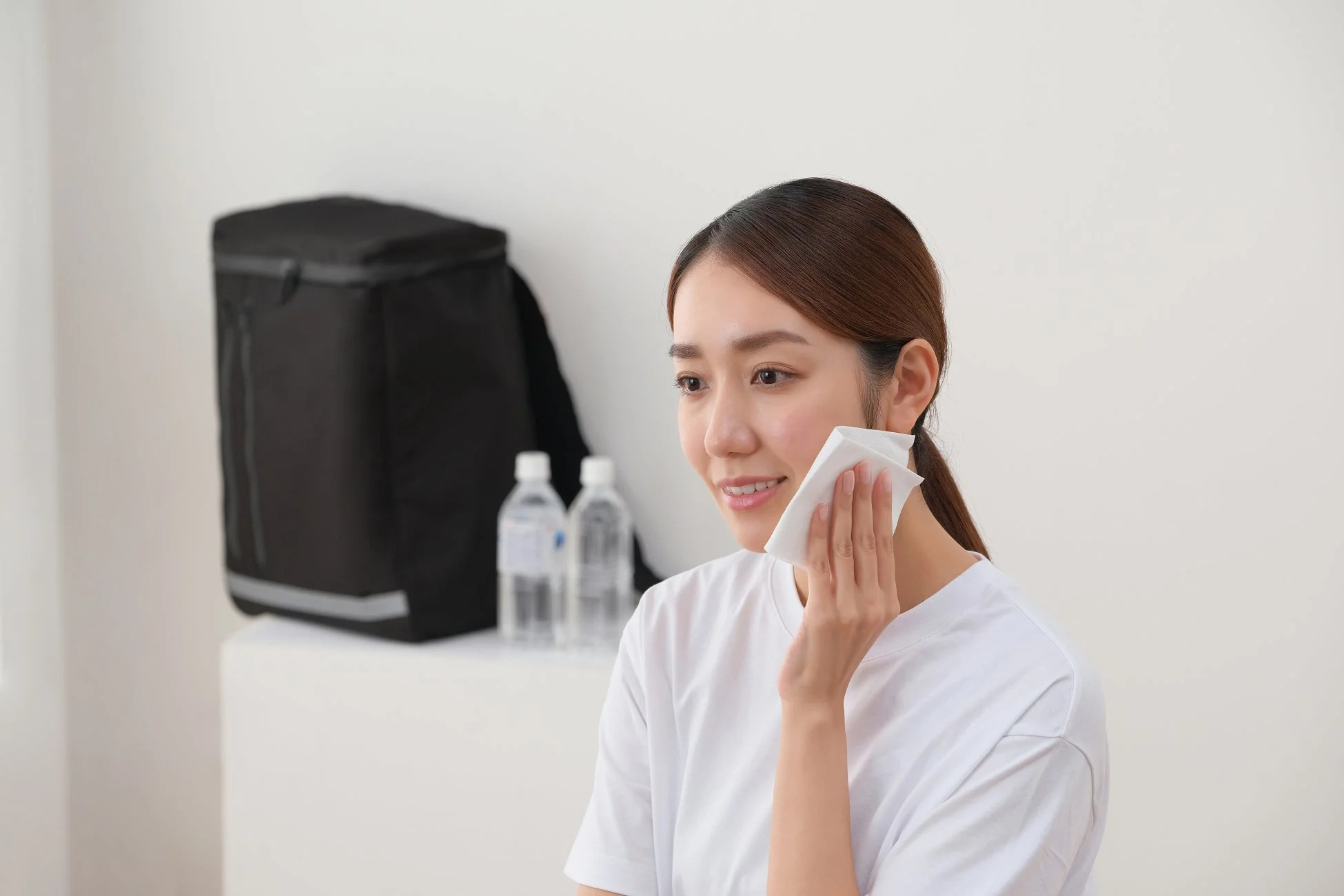 顔を拭く女性