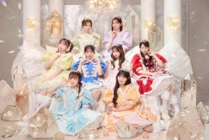 クリスタルと装飾に囲まれたCUTIE STREETのメンバー